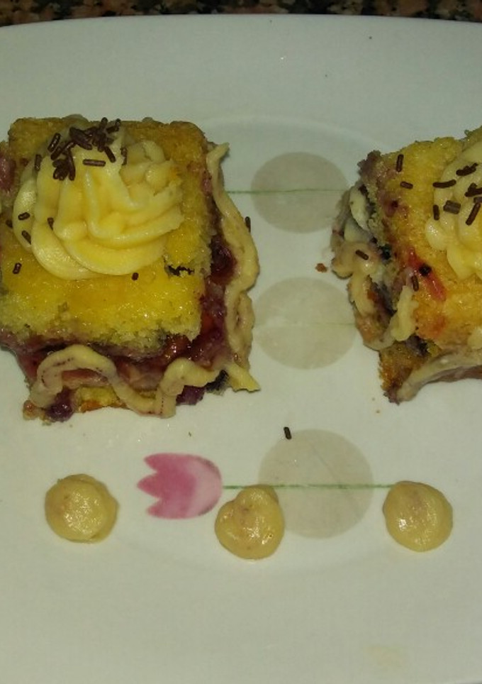 Una foto de Bizcocho relleno de buttercream de queso crema caramelizada y frutos rojos