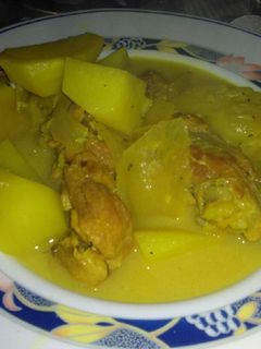 Una foto de Guisado de pollo con patatas