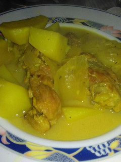 Una foto de Guisado de pollo con patatas