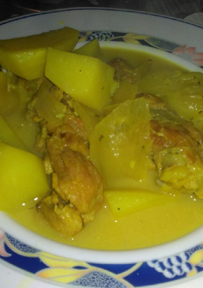 Una foto de Guisado de pollo con patatas