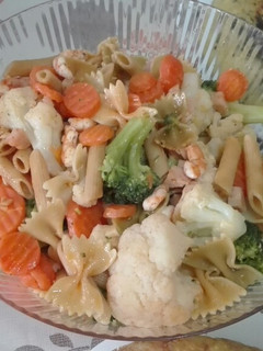 Una foto de Menestra de verdura con pasta y gambas al pilpil