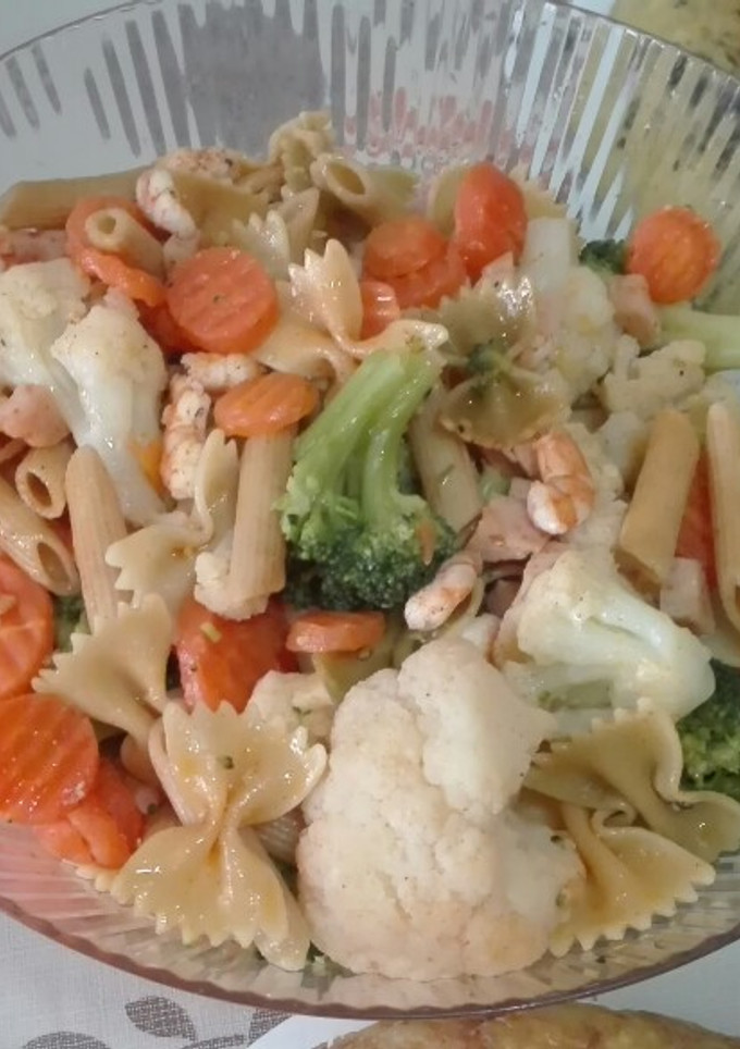 Una foto de Menestra de verdura con pasta y gambas al pilpil
