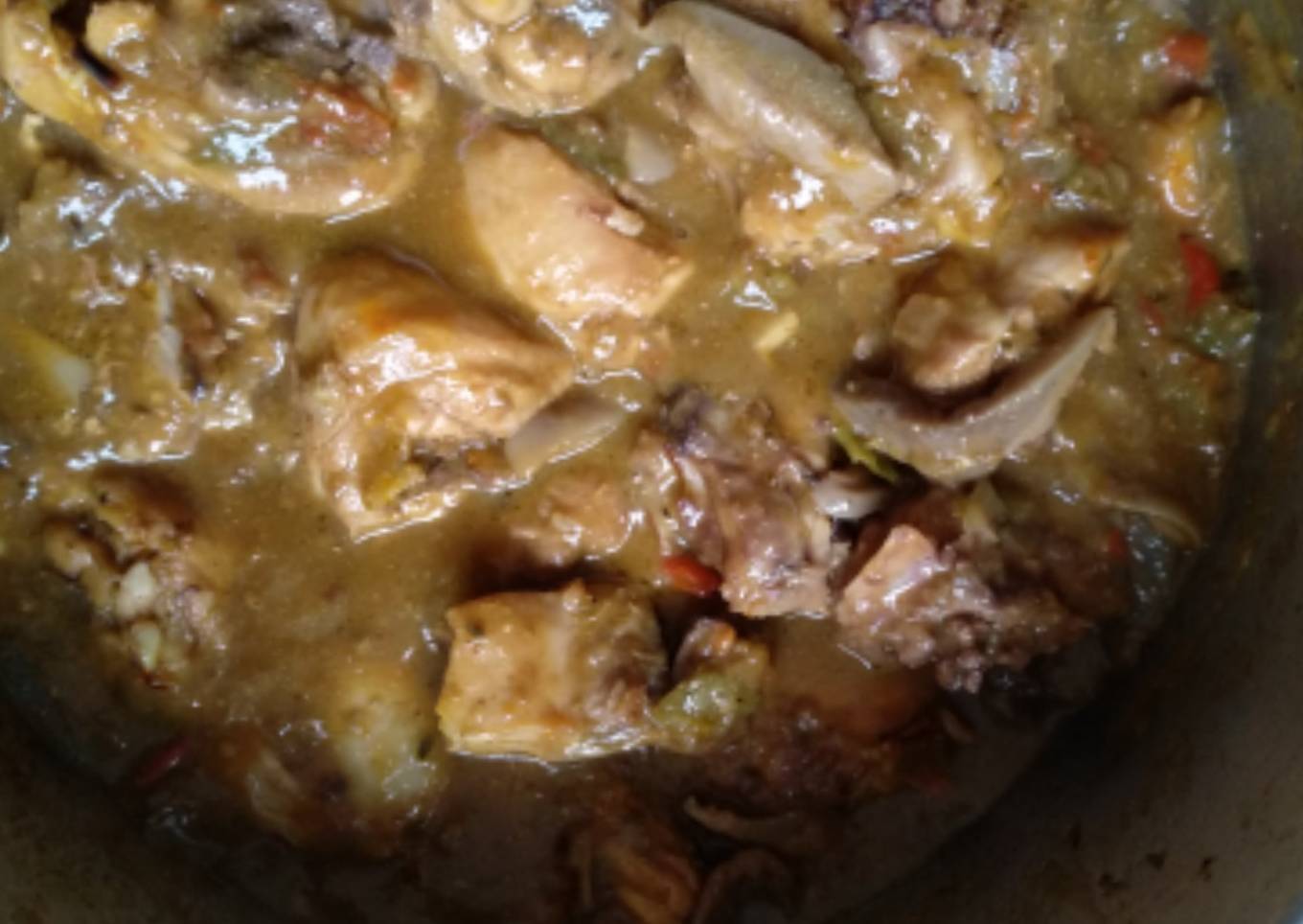 Pollo guisado con tomate verde y seta pie azul