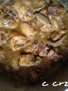 Una foto de Pollo guisado con tomate verde y seta pie azul