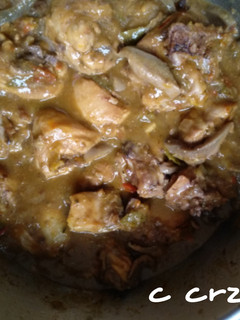 Una foto de Pollo guisado con tomate verde y seta pie azul