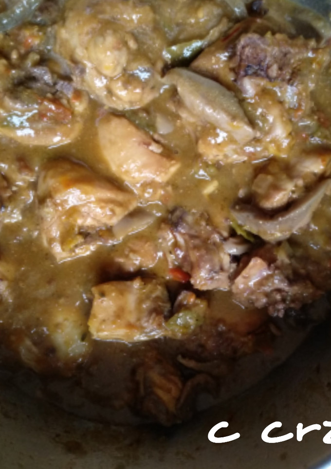 Una foto de Pollo guisado con tomate verde y seta pie azul