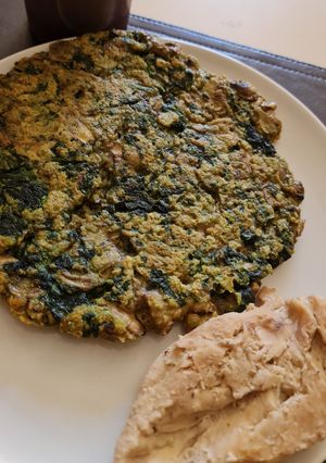 Una foto de Tortillas de Espinacas 🥬 con acompañamiento pechuga de pollo