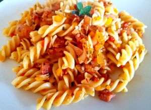 Una foto de Fusilli con salsa rústica de morrón