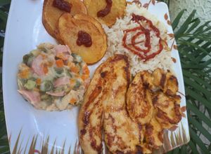 Una foto de Pechuga asada, ensalada fría
