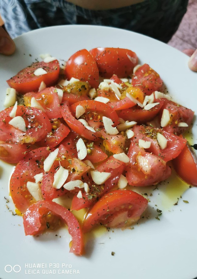 Una foto de Tomates aliñados