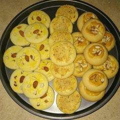 A picture of Nan khtai, three flavors.