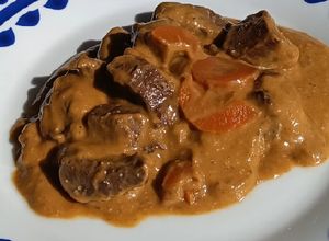Una foto de Venado en salsa de zanahoria