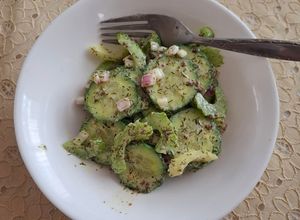 Una foto de Ensalada de pepino y apio