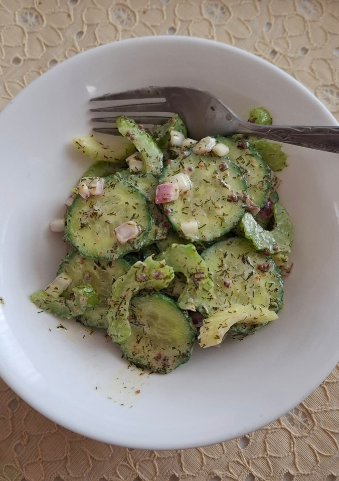 Una foto de Ensalada de pepino y apio