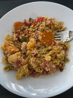 Una foto de Cous cous con verdura y pollo