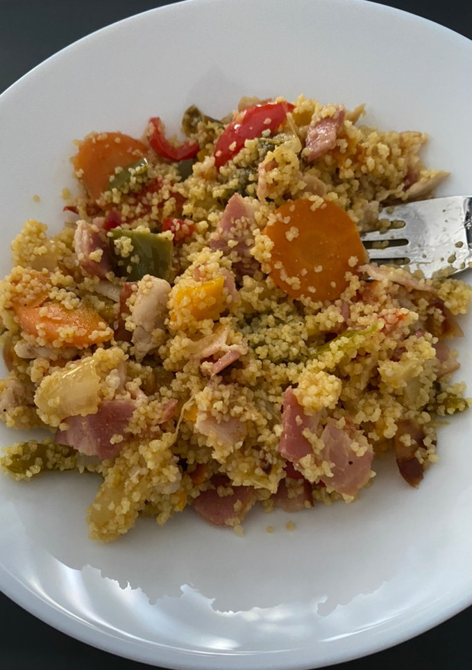 Una foto de Cous cous con verdura y pollo