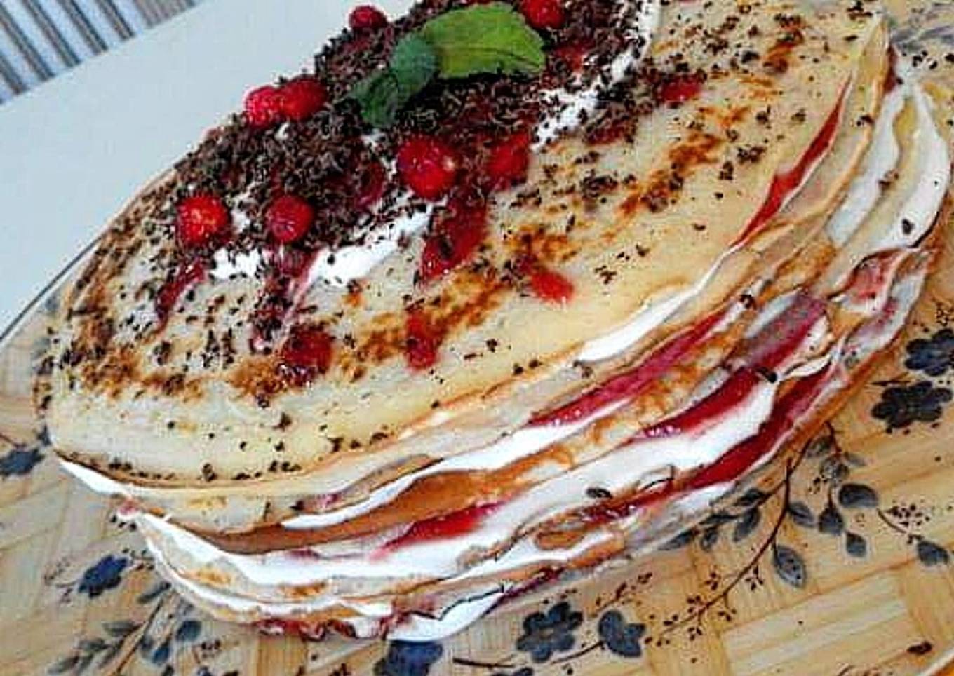 Gâteau aux crêpes avec confiture de fraises