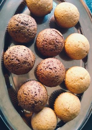 Una foto de Muffins integrales marmolados y de Naranja