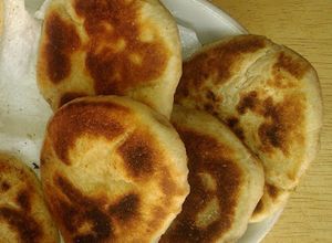 Foto principal de Hotteok, comida callejera coreana {bollitos de trigo y arroz rellenos de azúcar y cacahuetes}