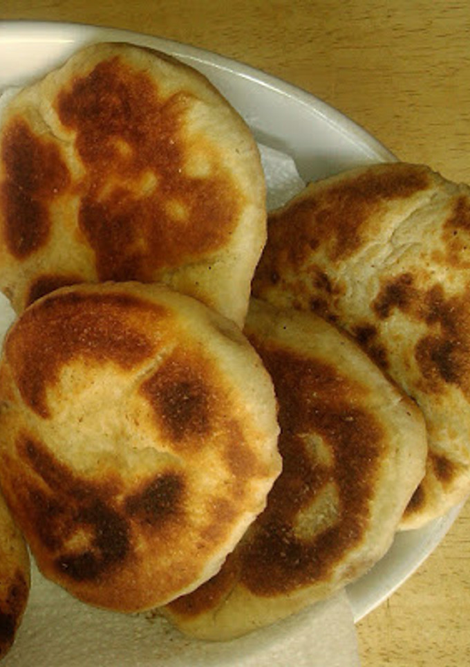 Una foto de Hotteok, comida callejera coreana {bollitos de trigo y arroz rellenos de azúcar y cacahuetes}