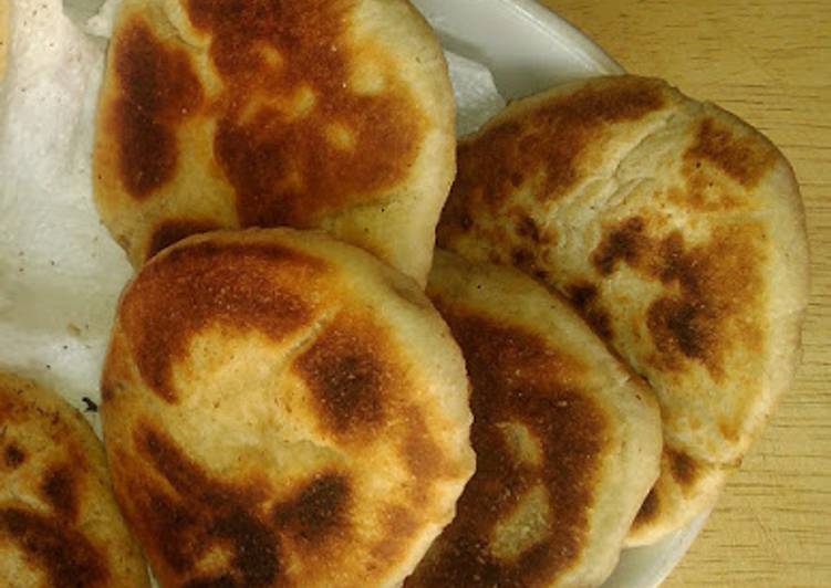 Hotteok, comida callejera coreana bollitos de trigo y arroz rellenos de azúcar y cacahuetes