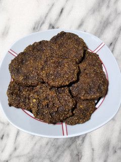 Una foto de Galletitas veganas saludables - con palta y chocolate - 🍪🥑🍫