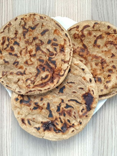 બાજરા ના રોટલા (Bajra Rotla Recipe In Gujarati) રેસીપી મુખ્ય ફોટો
