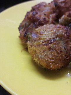 முட்டைகோஸ் லெப்ட்ஓவர் ரைஸ் பால்ஸ் (Muttaikosh leftover rice balls recipe in tamil) செய்முறை முக்கிய புகைப்படம்