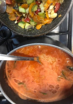 Una foto de Sopa de fideo con caldo de pollo