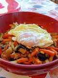 Variado de verduras con huevos fritos
