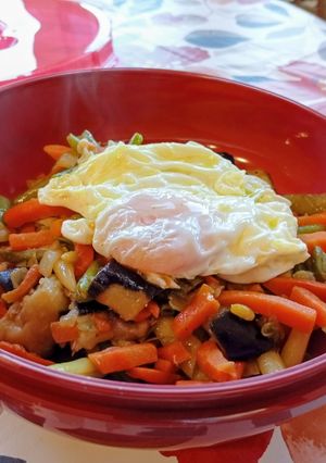 Foto principal de Variado de verduras con huevos fritos
