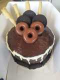 Torta de chocolate con relleno y cobertura de chocolate