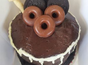 Una foto de Torta de chocolate con relleno y cobertura de chocolate