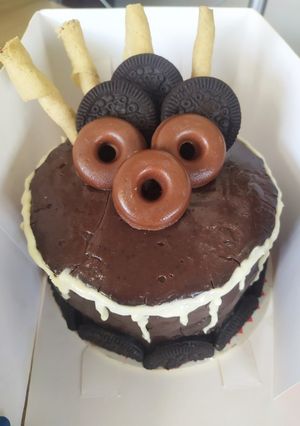Una foto de Torta de chocolate con relleno y cobertura de chocolate
