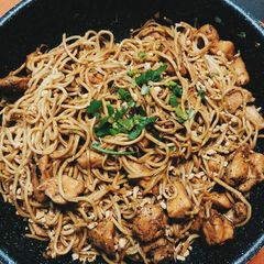 A picture of Easy Garlic Beef Chinese Noodle.