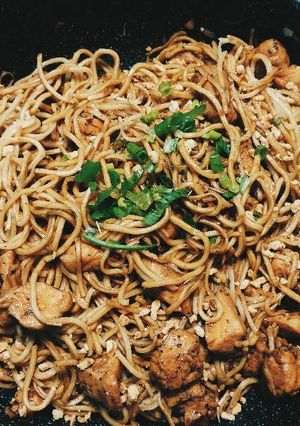 A picture of Easy Garlic Beef Chinese Noodle.