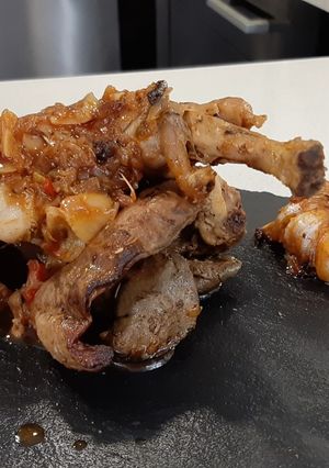Una foto de Conejo al ajillo