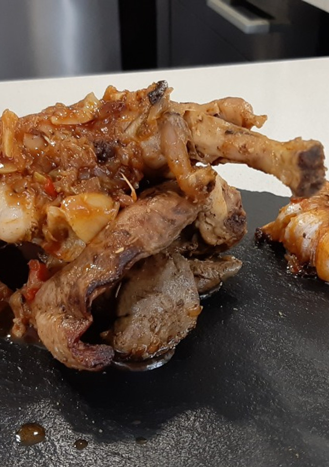 Una foto de Conejo al ajillo