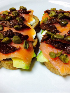 Una foto de Tostas de mozzarella, aguacate, salmón y tomate deshidratado