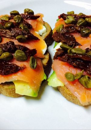 Foto principal de Tostas de mozzarella, aguacate, salmón y tomate deshidratado