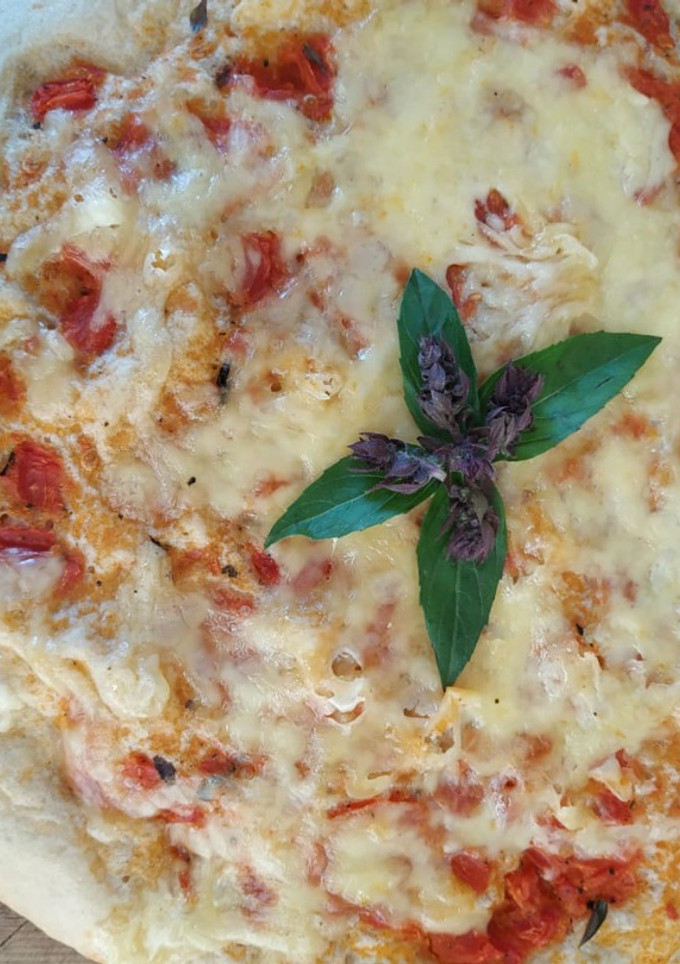 Una foto de Pizza Margherita  (Pizza Margarita)