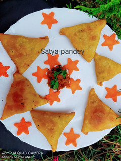 गाजर का समोसा (gajar ka samosa recipe in Hindi) रेसिपी मुख्य फोटो