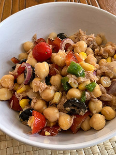 Una foto de Ensalada de garbanzos con atún