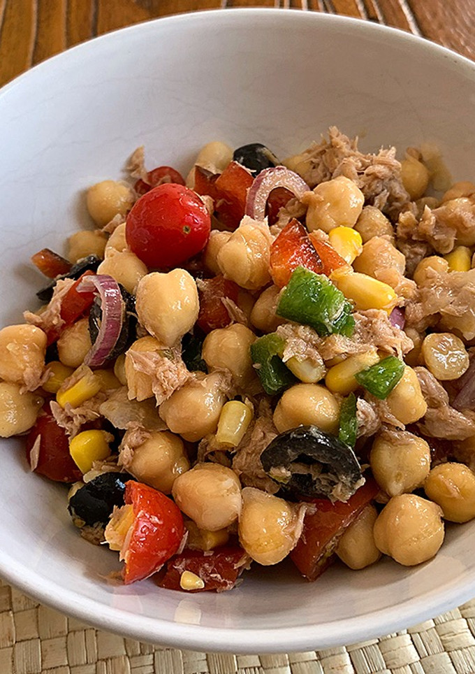 Una foto de Ensalada de garbanzos con atún