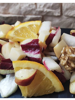 Foto di Insalatona con radicchio di Treviso e frutta