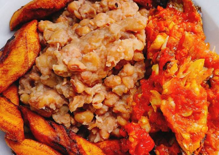Beans with fried plantain and sauce