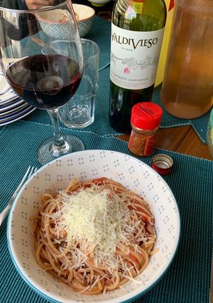 Una foto de Spaghetti en su salsa natural de tomates