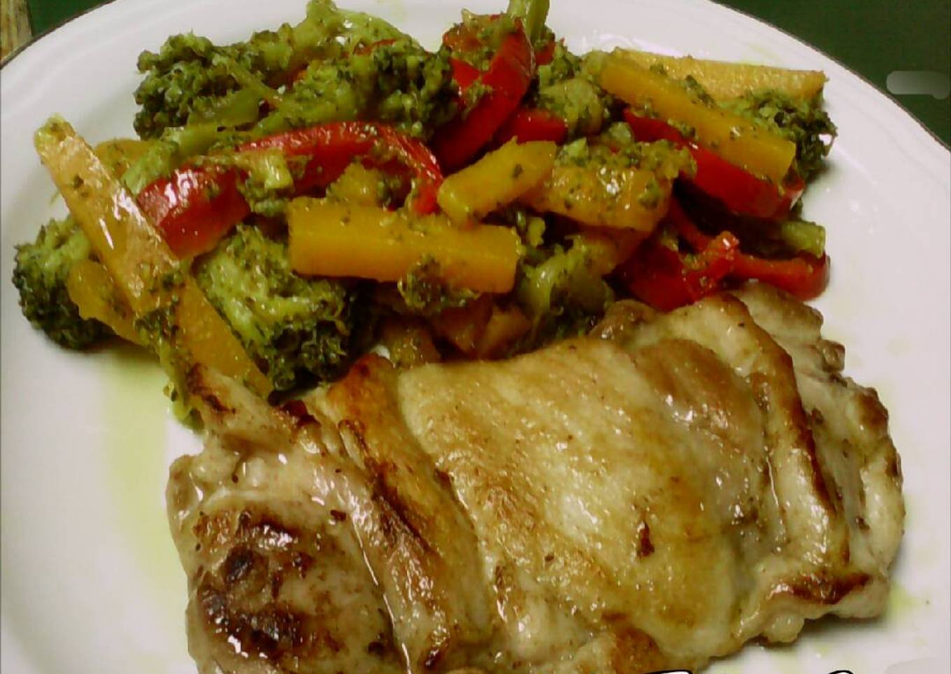 Pollo a la plancha con verduras salteadas