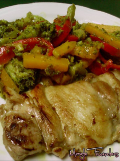 Una foto de Pollo a la plancha con verduras salteadas
