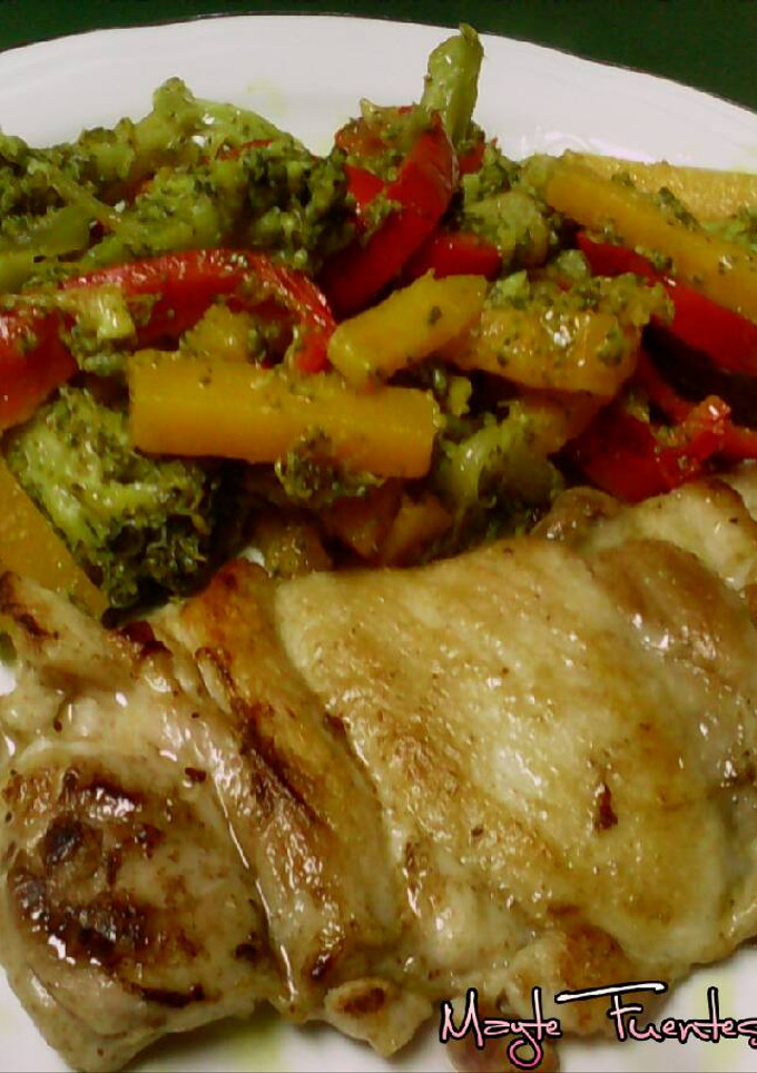 Una foto de Pollo a la plancha con verduras salteadas